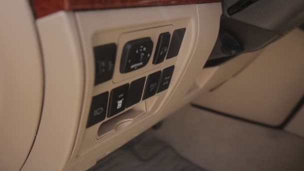 Εσωτερικό Toyota Λευκό Τζιπ Λεπτομέρειες Αυτοκινήτων Κουμπιά Ελέγχου Κάτω Από — Αρχείο Βίντεο