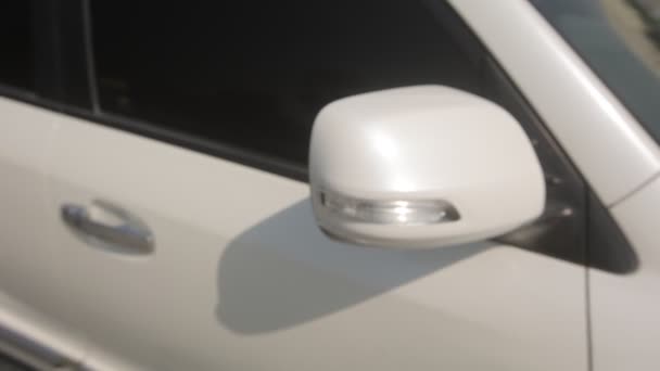 Toyota Λευκό Τζιπ Εξωτερικό Λεπτομέρειες Αυτοκινήτων Πίσω Όψη Καθρέφτη — Αρχείο Βίντεο