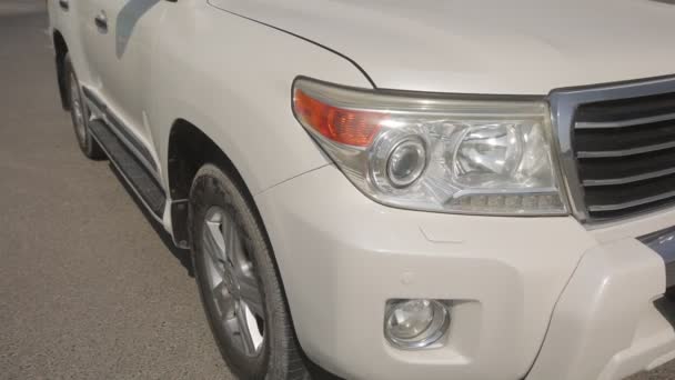 Toyota Белый Джип Снаружи Детали Автомобиля Гладкая Передняя Часть Капота — стоковое видео