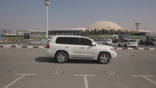 Toyota Белый Джип Снаружи Автомобиль Парковке Широкий Выстрел Правой Стороны — стоковое видео