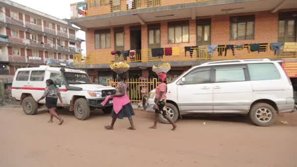 African Women Carrying Banana Piles Heads African Slum Culture — Vídeo de Stock