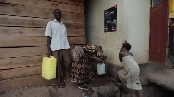 Very Poor African People Pouring Water Canisters African Slums — ストック動画