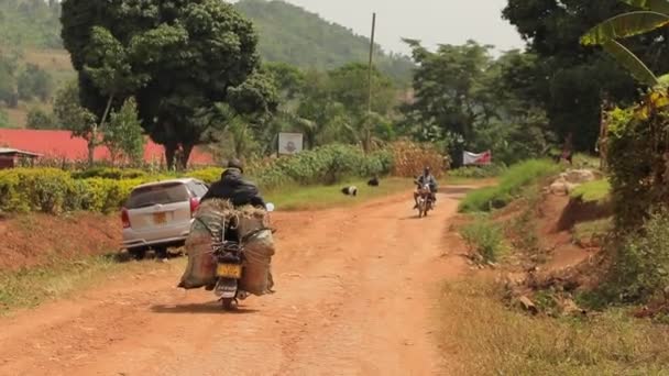 Czarni Mężczyźni Prowadzący Przeładowane Motocykle Afrykański Skuter Ciężki Załadowany Torbami — Wideo stockowe