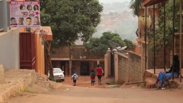 Afrykańska Ulica Slumsów Ugandy Kampali Bardzo Biedna Dzielnica — Wideo stockowe