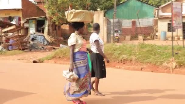 African Women Carrying Banana Piles Heads African Slum Culture — Stockvideo