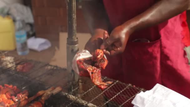 Uomo Nero Vende Ali Pollo Grigliate Alla Gente Strada Cibo — Video Stock