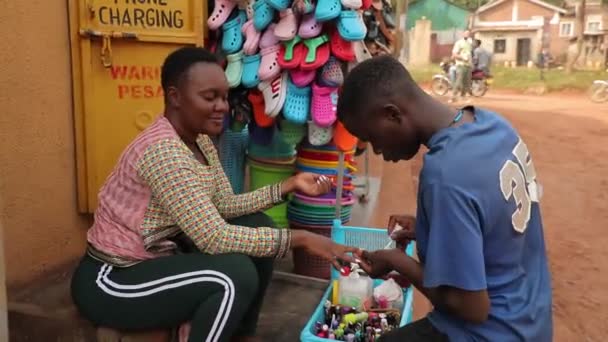 黒人女性の爪を描く黒人男性 ウガンダの通りマニキュア カンパラ — ストック動画