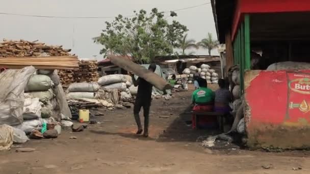 Африканська Нетрі Вулиця Людина Несе Великі Дерев Яні Дошки Плечі — стокове відео