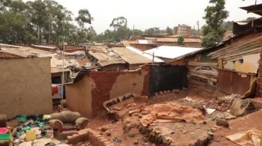 Afrika gecekondu sokağı, çok fakir bir bölge Uganda Kampala, ev harabeleri ve yoksulluk...