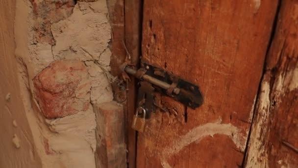 Πολύ Παλιά Ξύλινη Πόρτα Κλειστή Για Βαλβίδα Πυλών Παραθύρων Στην — Αρχείο Βίντεο