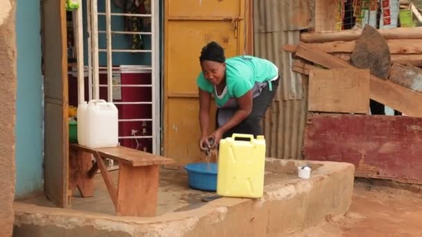 Svart Kvinna Rynkar Trasa Afrikanska Slum Gatan Fattiga Distriktet Uganda — Stockvideo