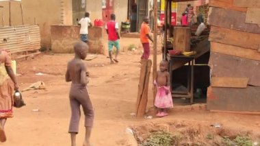 Afrika gecekondu mahallesi, siyahlar ve çocuklar taşınıyor, çok fakir bir bölge....