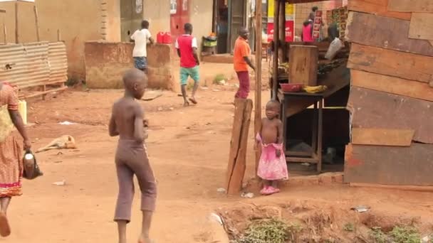 Afrikaanse Sloppenwijk Zwarte Mensen Kinderen Verhuizen Zeer Arme Wijk — Stockvideo