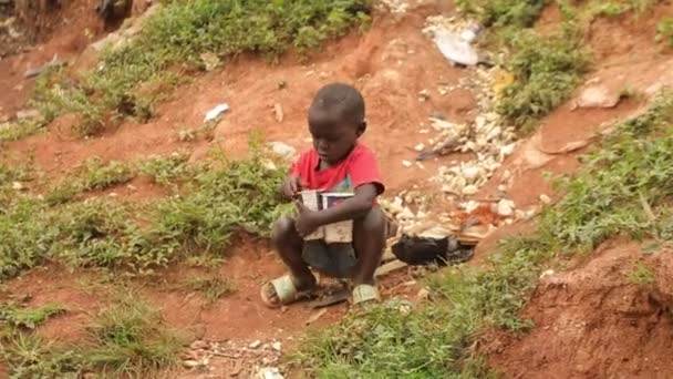 Crianças Negras Meninos Rua Favela Africano Crianças Pobres Rua Despejo — Vídeo de Stock