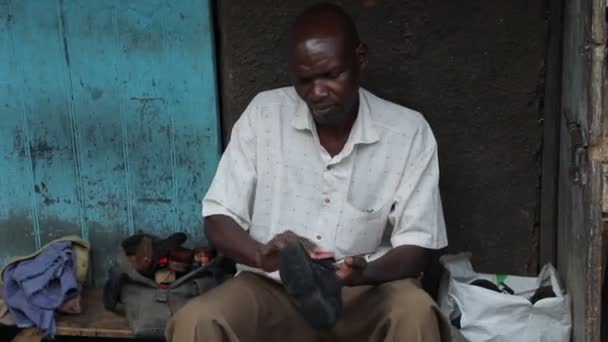 Zwarte Man Handmatig Reinigt Schoenen Zeer Arme Afrikaanse Sloppenwijken Schoen — Stockvideo
