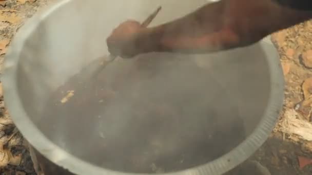 Mão Homem Preto Está Cozinhando Algumas Sementes Panela Alumínio Enorme — Vídeo de Stock