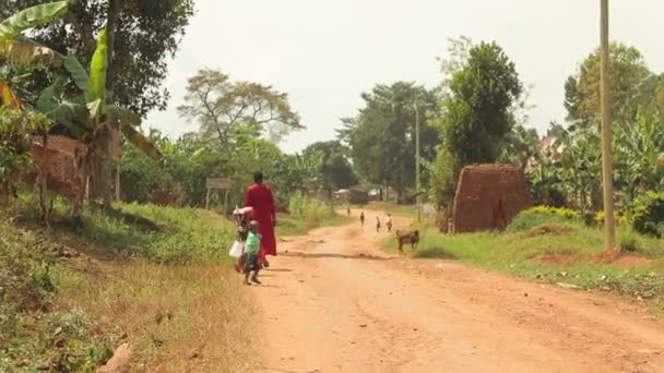 Черная Женщина Дети Двигаются Африканской Улице Уганды Бедная Деревня — стоковое видео