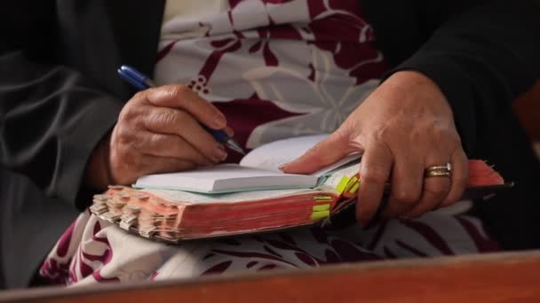 Старі Жінки Руки Кільцем Пишуть Щось Блокноті Блакитною Ручкою Крупним — стокове відео