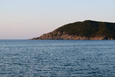 Adanın kıyısında