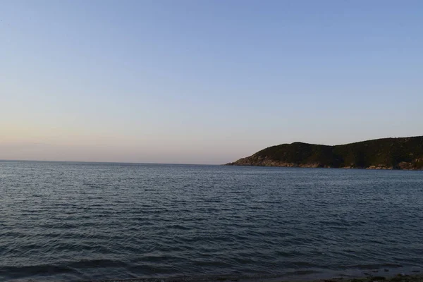Adanın kıyısında