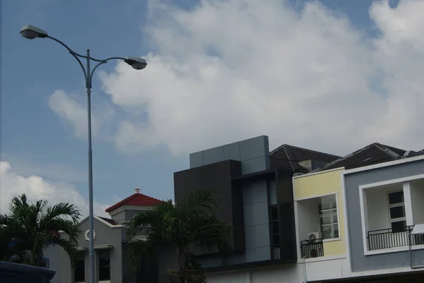 Straatlampen Palmbomen Huizen Blauwe Lucht — Stockfoto