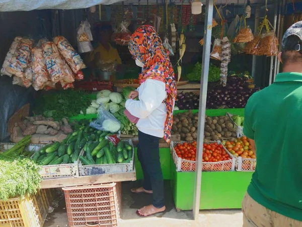 Asyalı Bir Kadın Geleneksel Bir Marketten Alışveriş Yapıyor — Stok fotoğraf