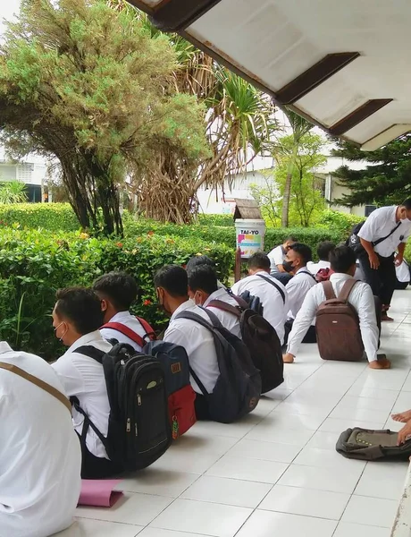Pencari Kerja Asia Berpakaian Putih Menunggu Mengantri Untuk Wawancara — Stok Foto