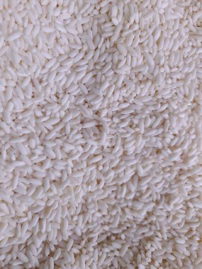 Geleneksel Asya pazarında beyaz glutinous pirinç taneleri sol