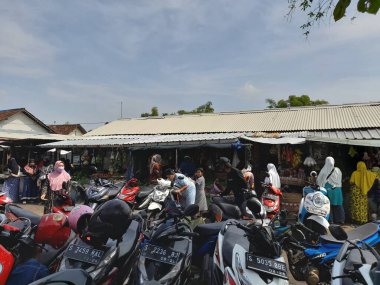 Geleneksel bir pazarın ön bahçesinde motosiklet park alanı