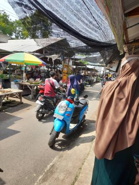Asya 'da geleneksel bir pazarda yürüyorum.
