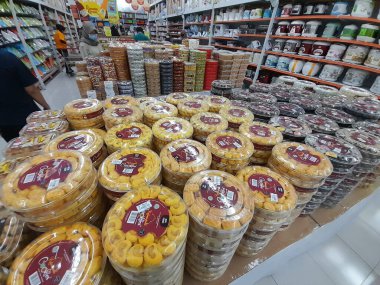 Dükkan, Ramazan ayında çeşitli paketlenmiş hamur işlerini sergilemekle ve satmakla meşgul olmaya başladı.