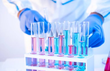 Coronavirus Delta varyant aşıları laboratuarda cam tüplerde üretiliyor. Epidemiyoloji uzmanı geçmiş üzerinde çalışıyor