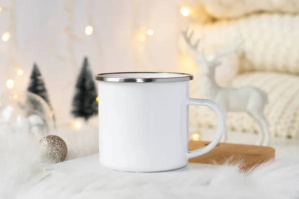 Modèle de Noël tasse de camping en émail blanc avec de l'acier inoxydable avec décoration de Noël et fond de guirlande lumineux. Espace de copie pour votre conception — Photo