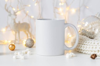 Beyaz seramik çay kupası. Kış Xmas süslemeleri ve tasarımınız için fotokopi alanı. Noel tanıtım içeriği için ön görünüm 10ons fincan arka plan.