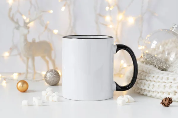 Tazza di caffè in ceramica bianca con manico nero mockup con decorazioni natalizie invernali e copiare lo spazio per il vostro disegno. Vista frontale 10oz tazza di sfondo per il contenuto promozionale di Natale — Foto Stock