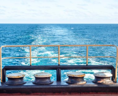 Köpüklü bir iz, geminin kıç tarafından görünüyor. Deniz taşımacılığı konsepti