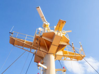 Gemi iletişimini ve projektör ışık sistemini kapatın. Deniz seyrüsefer konsepti, sarı metal direk