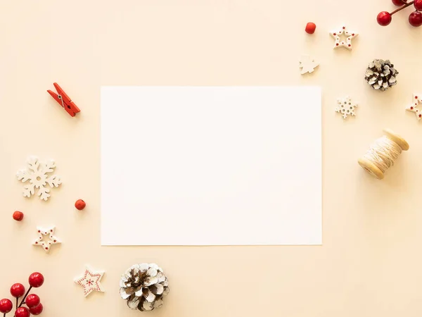 Weihnachten flache Karten-Attrappe mit Kopierraum und Dekorationen auf weißem Hintergrund. Ansicht von oben, Kopierfläche Desktop. Handgemachte Weihnachtsbriefe — Stockfoto