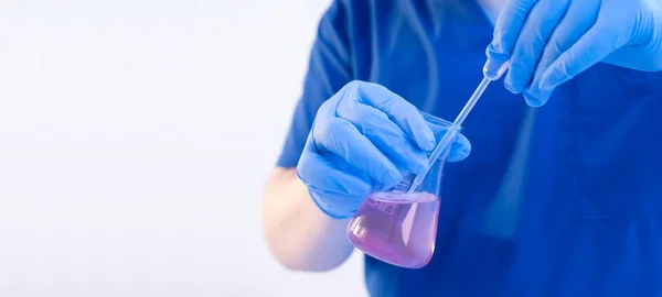 Primer plano científico químico desarrollando un nuevo fármaco mediante la adición de un nuevo elemento con la pipeta desechable. Banner ancho con espacio de copia en blanco — Foto de Stock