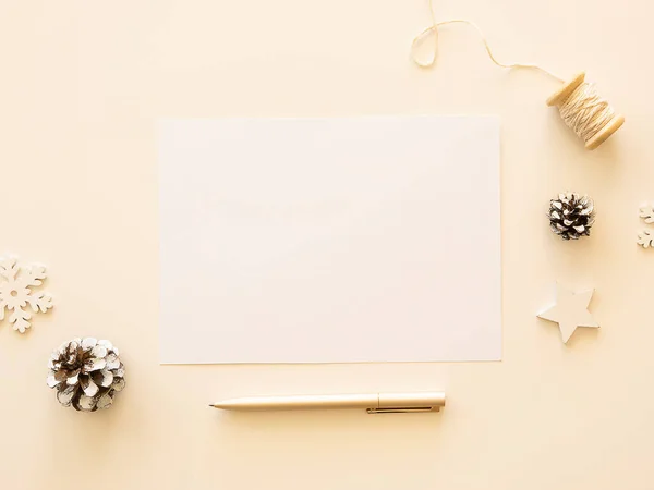 Weihnachten flach lag handgefertigte Postkarten-Attrappe mit Kopierraum und Dekorationen über weißem Hintergrund. Ansicht von oben, Kopierfläche Desktop. Weihnachtsbrief oder Promo-Hintergrund für Ihr Design — Stockfoto