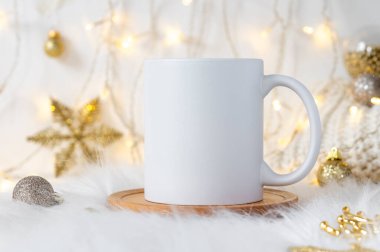 Tasarımınız için sahte beyaz seramik kahve fincanını Noel arka planına kopyalayın. Marka ve hediyelik eşyalar için standart 11 ons bardağı.