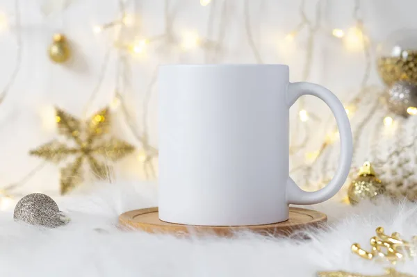 Impronta la tazza di caffè in ceramica bianca mockup su uno sfondo natalizio accogliente con spazio per la copia per il tuo design. Tazza standard da 11 oz per branding e souvenir — Foto Stock