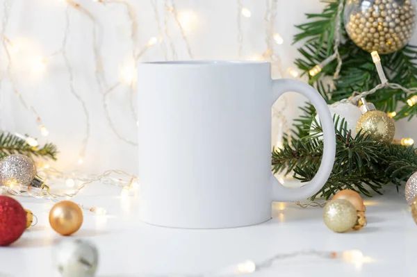 Taza de té de cerámica blanca con decoraciones navideñas y espacio vacío para su diseño. Mockup para contenido de impresión promocional de Navidad. Copa WInter 11oz Imagen de stock