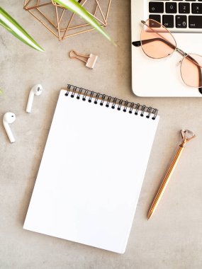 Spiral defter modeliyle kadınsı bir masaüstü. İşletme yönetimi konsepti, üst görünüm dairesi