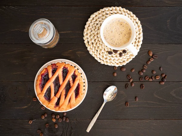 Escritorio plano de café de otoño con tarta servida y taza de café latte caliente. Café desayuno concepto — Foto de Stock