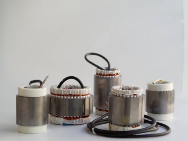 Hassas motorlar üretim konsepti. Elektrikli stepper motor statülerinden oluşan bakır bobin takımı