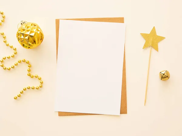 Tarjeta de espacio copia de Navidad maqueta con decoraciones de oro año nuevo, sobre de papel artesanal. Promociones mágicas de invierno Imagen de stock