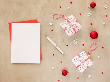 Kış indirimi afişi. Noel kartı maketi. Xmas boş harf ya da istek listesi. Noel hediyesi kutusu ve ağaç süslemeleri olan kırmızı zarflı boş kart. Yeni yıl düzlüğü, üst görünüm, kopyalama alanı