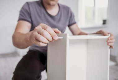 Marangoz profesyonel mobilya servisi konsepti. Mutfak çekmecesinde çalışan işçiyi kapat.