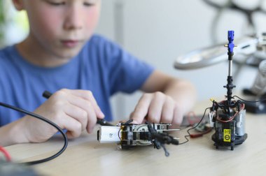 BTMM Eğitim, zeki çocuk robotunu okul projesi için programlamayı öğreniyor. Akıllı çocuk İHA 'yı tamir ediyor